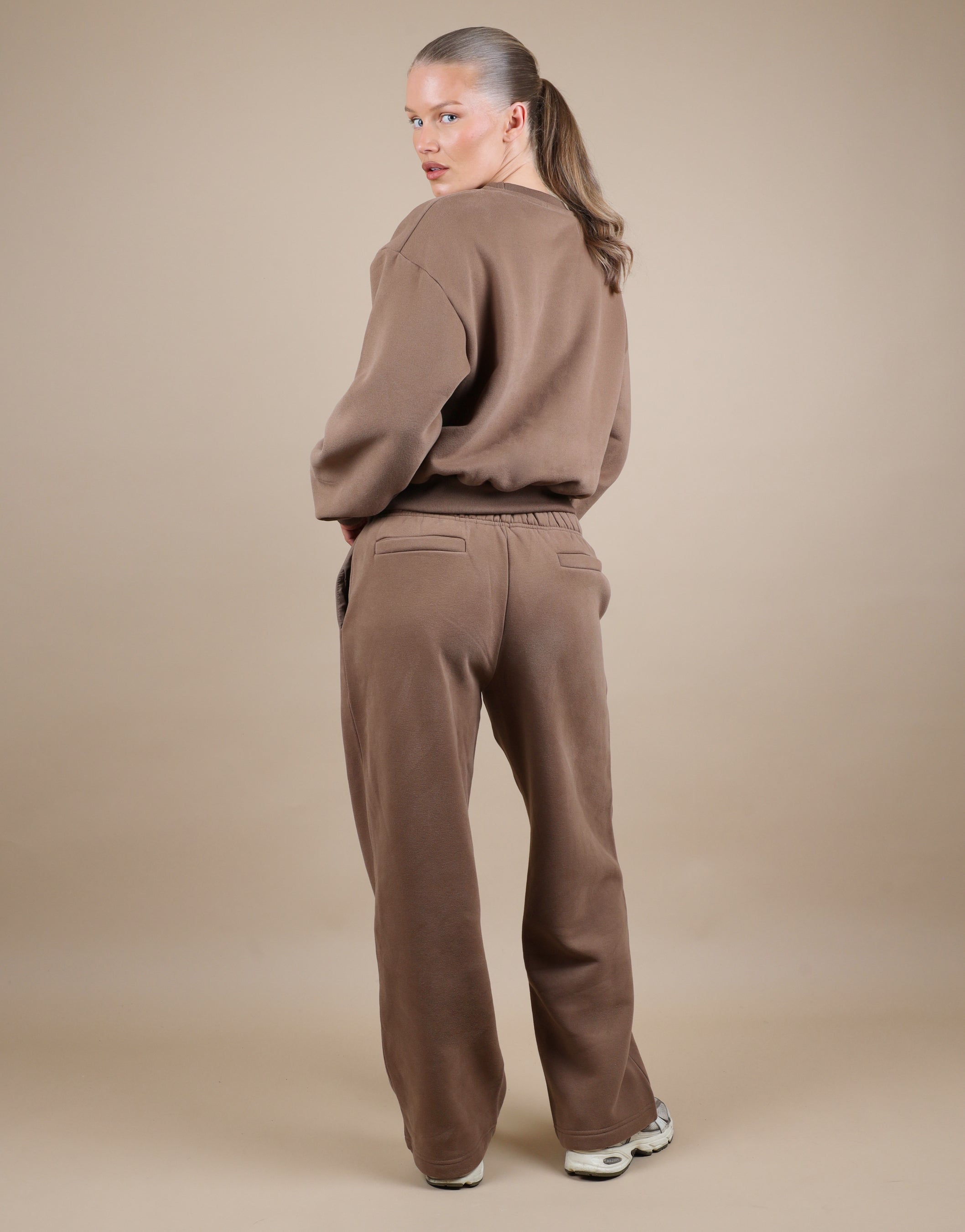 Kendall Cropped Sweatshirt in Mocha
