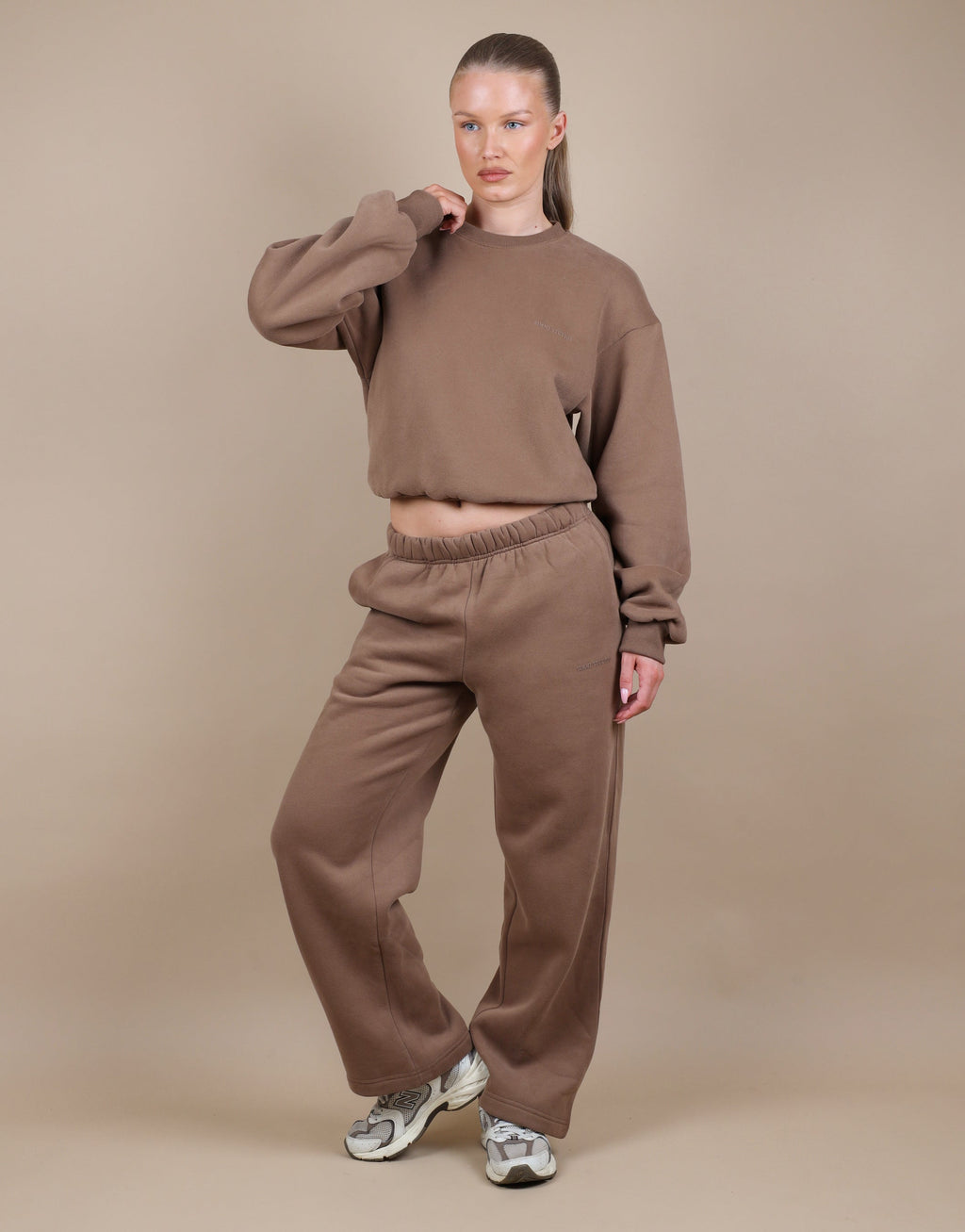 Kendall Cropped Sweatshirt in Mocha