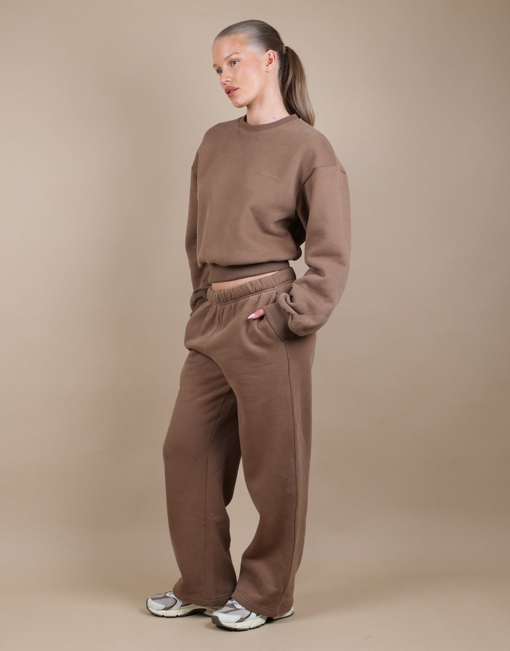 Kendall Cropped Sweatshirt in Mocha
