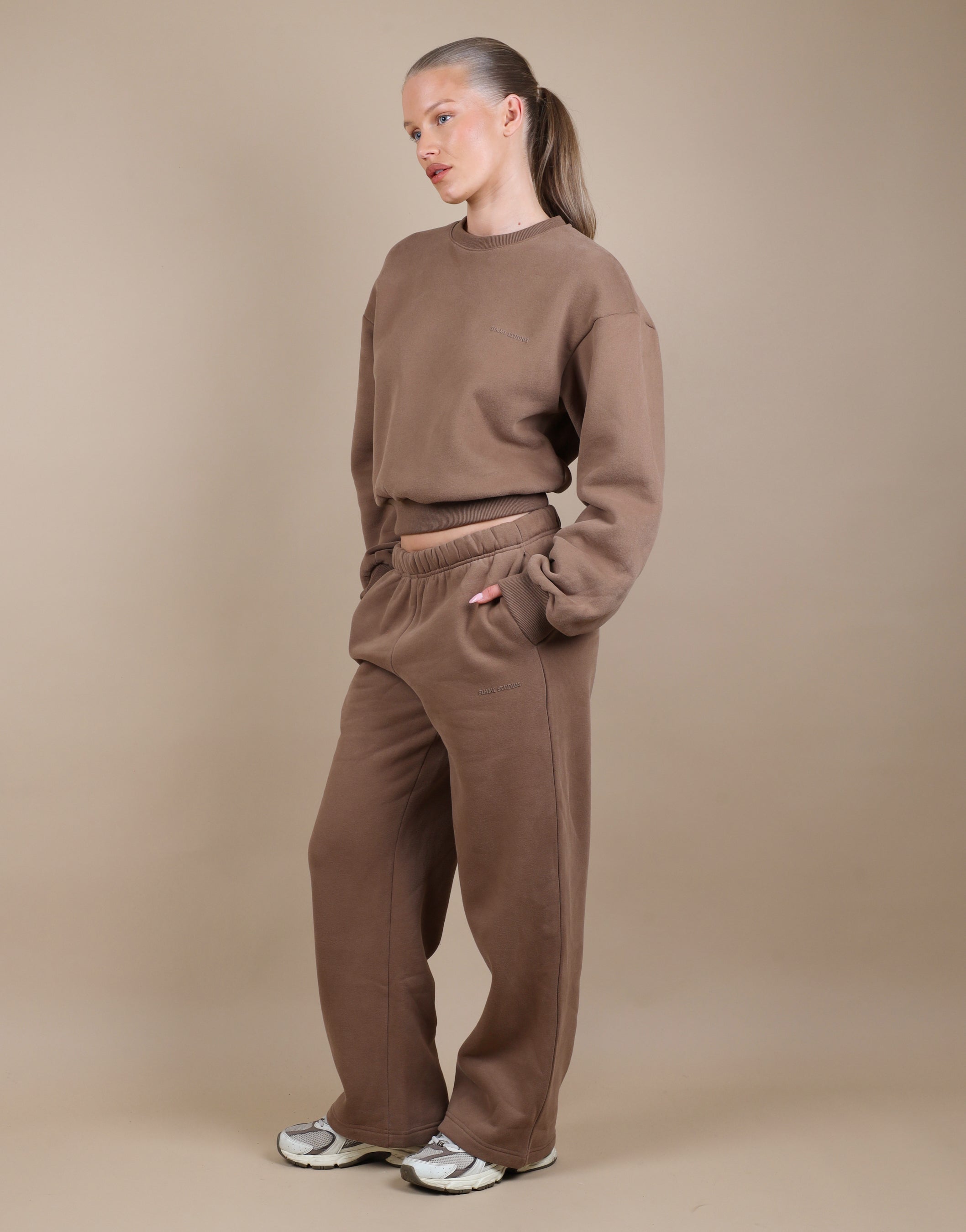 Kendall Cropped Sweatshirt in Mocha