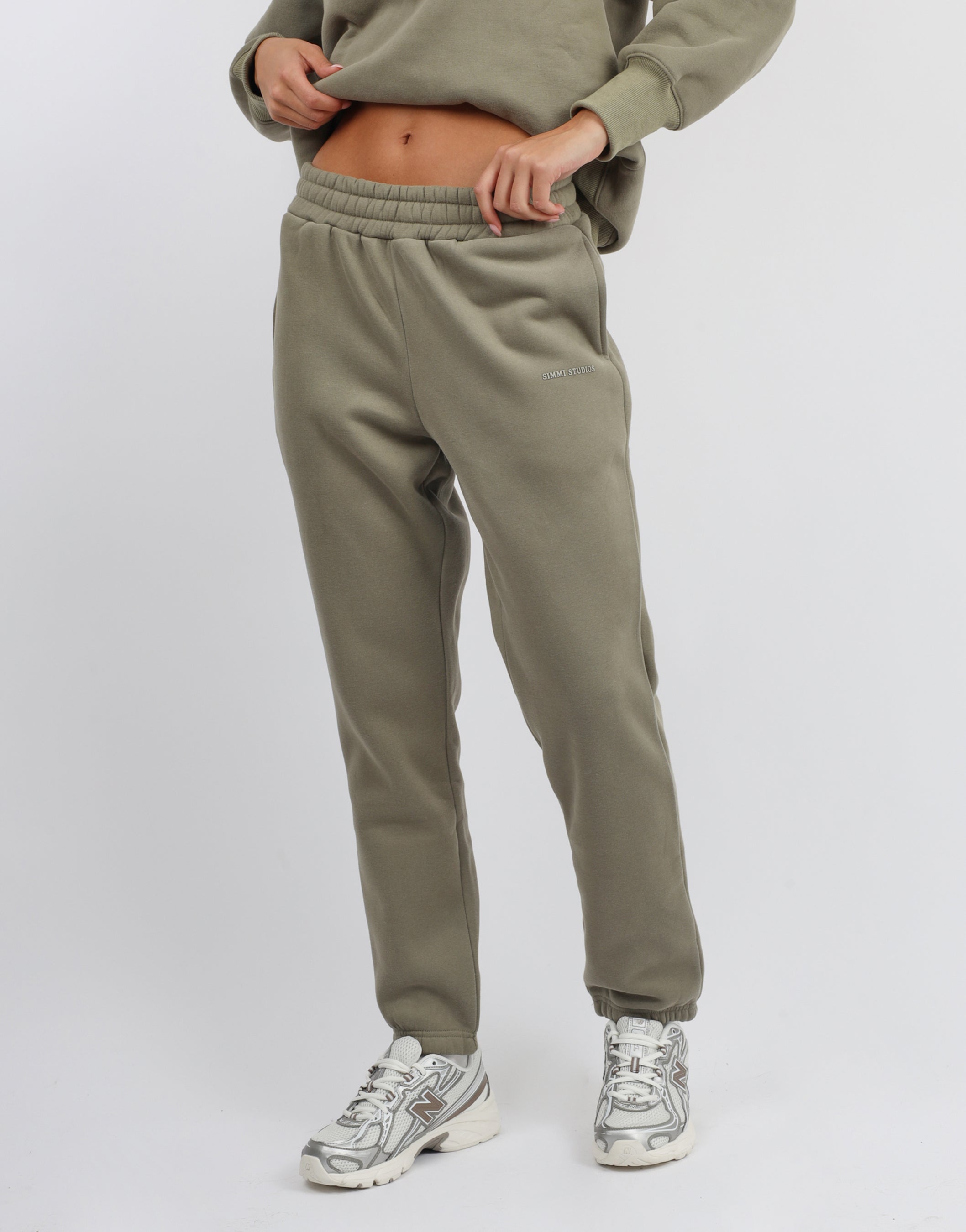 Elwood Simmi Studios Essentials Cuffed Jogger in Olive