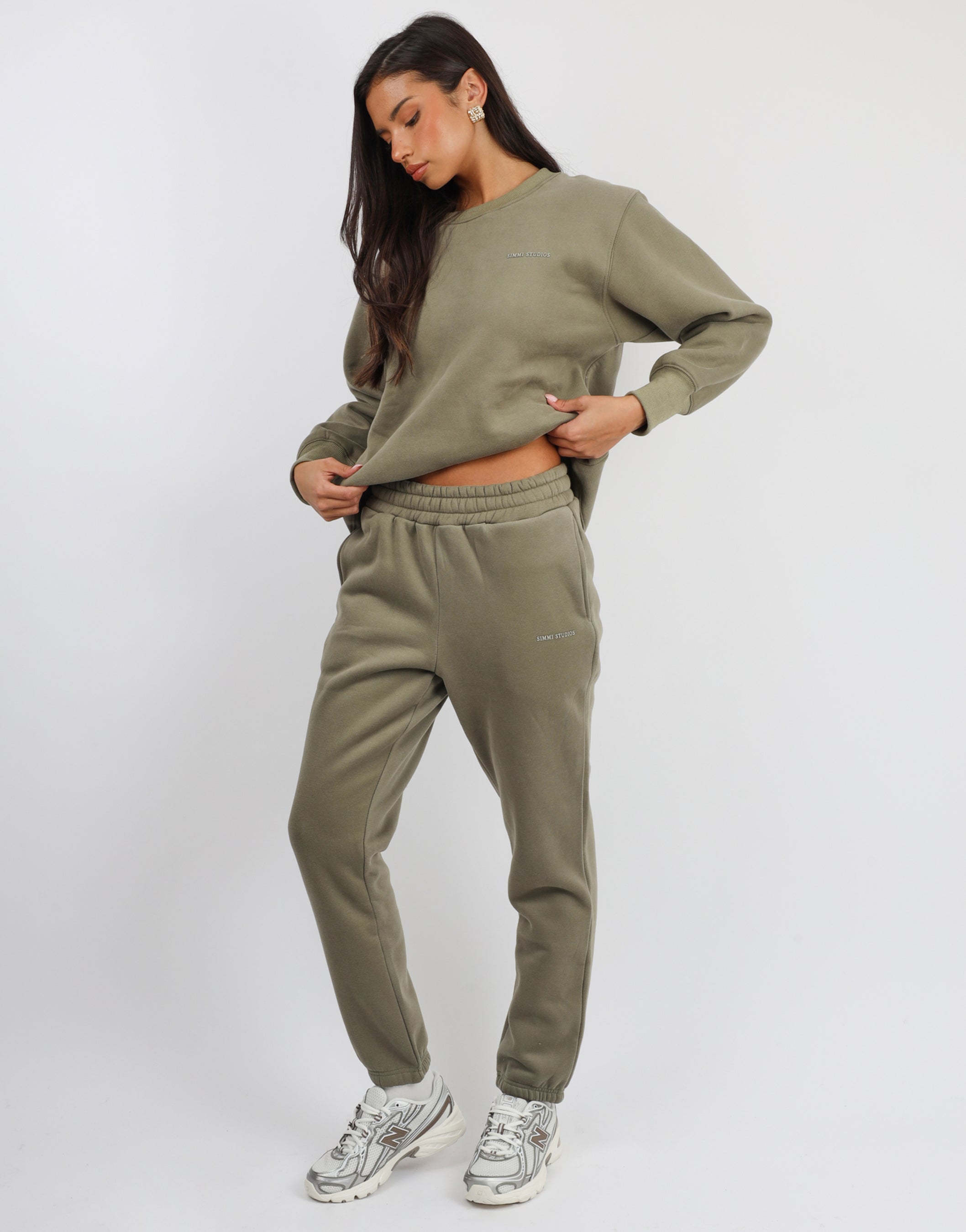 Elwood Simmi Studios Essentials Cuffed Jogger in Olive