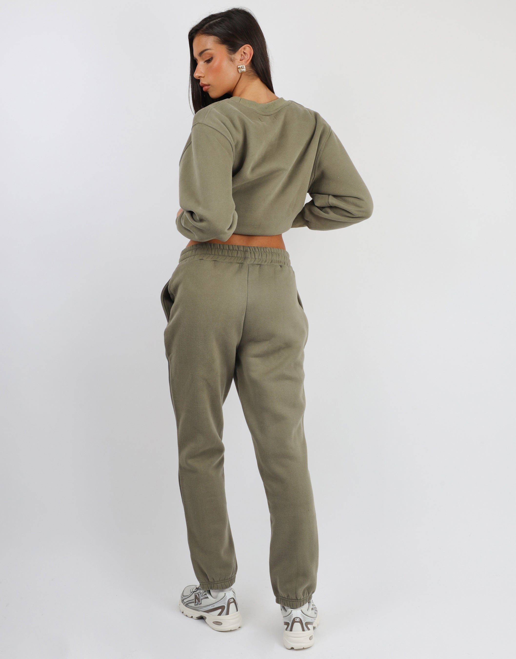 Elwood Simmi Studios Essentials Cuffed Jogger in Olive